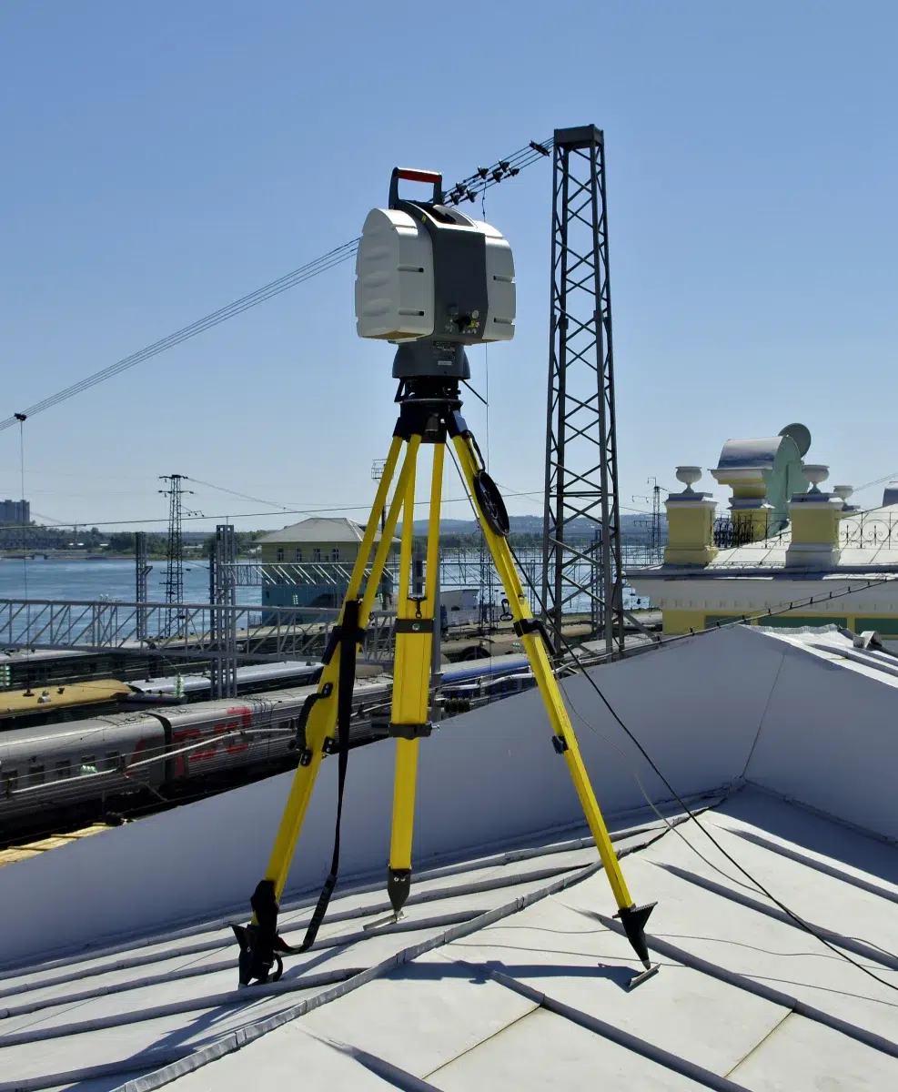 Scanner laser sur trépied sur un toit