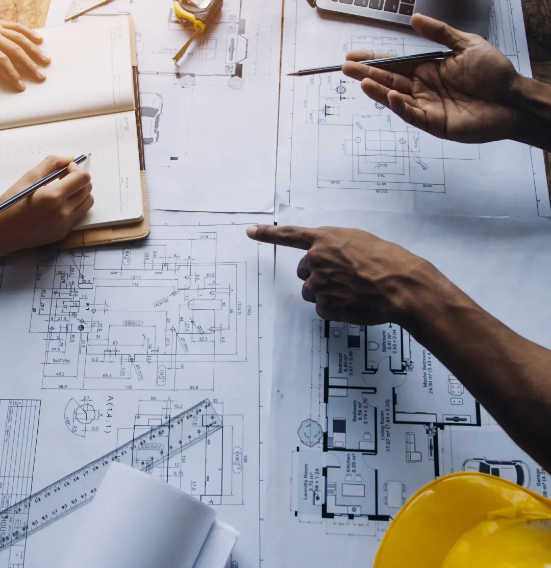 Personnes discutant de plans architecturaux